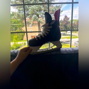 Good and sharp ice skating skate
Bauer brand